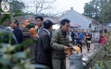 Bất chấp mưa rét, hàng vạn người chen chân xin ấn ở đền Trần